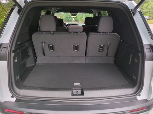 New 2027 Chevrolet Traverse LT w/ Driver Confidence Package FWD image 33