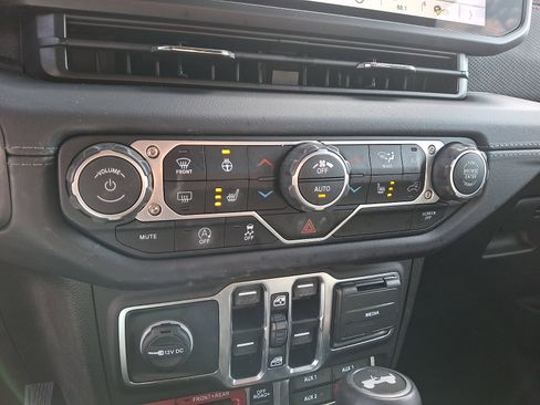 Used 2025 Jeep Wrangler Unlimited Rubicon w/ Convenience Group AWD/4WD image 13