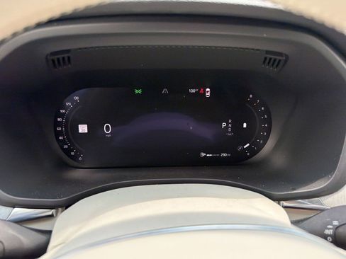 Certified 2025 Volvo XC60 B5 Plus w/ Protection Package Premier AWD/4WD image 19