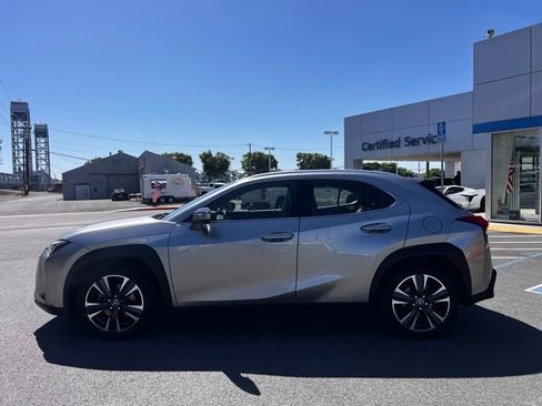 Used 2019 Lexus UX 200 w/ Accessory Package FWD image 11