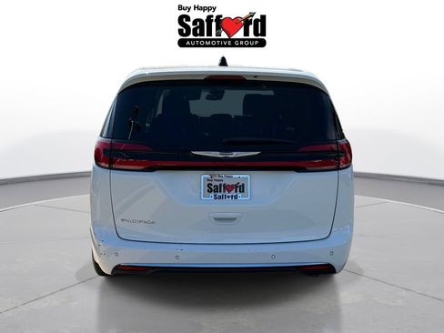 Used 2024 Chrysler Pacifica Touring-L FWD image 6