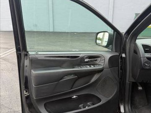 Used 2018 Dodge Grand Caravan SE image 27