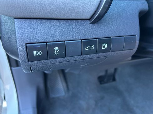 Used 2018 Toyota Camry XLE image 11