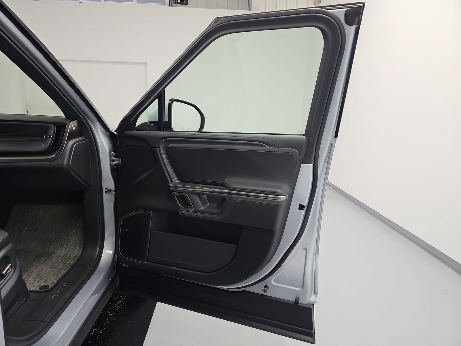 Used 2024 Rivian R1T Adventure Dual AWD/4WD image 18