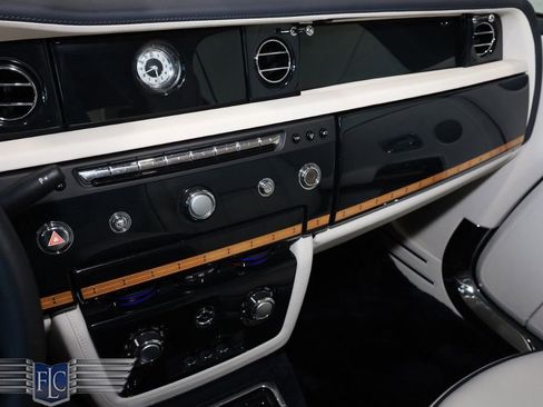 Used 2017 Rolls-Royce Phantom Drophead Coupe image 33