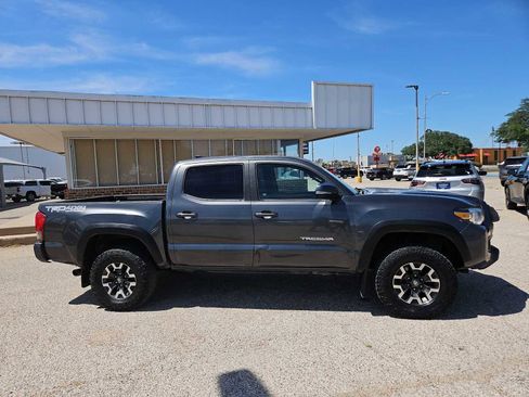 Used 2017 Toyota Tacoma TRD Off-Road AWD/4WD image 9