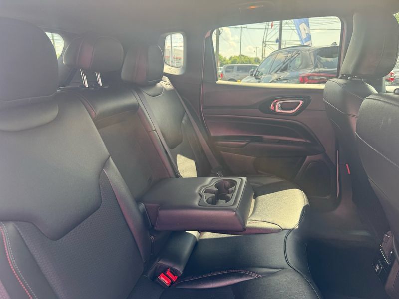 Used 2025 Jeep Compass Trailhawk AWD/4WD image 19