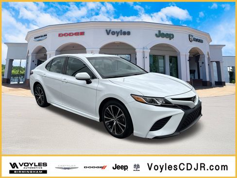 Used 2018 Toyota Camry SE image 1