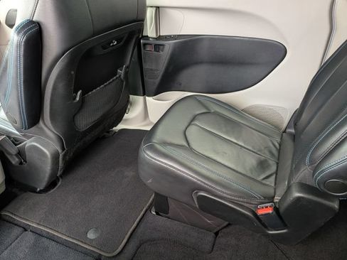 Used 2021 Chrysler Pacifica Touring-L FWD image 24