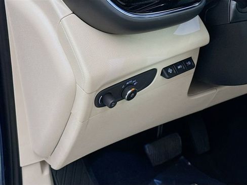 Used 2023 Buick Envision Avenir image 11