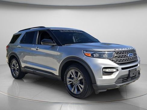 Used 2023 Ford Explorer XLT w/ Equipment Group 202A RWD image 9