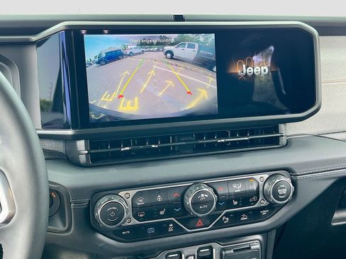 Certified 2025 Jeep Wrangler Unlimited Sahara w/ Safety Group AWD/4WD image 13