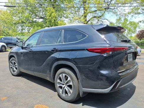Used 2023 Toyota Highlander XLE AWD/4WD image 6