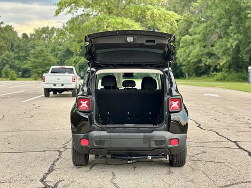 Used 2017 Jeep Renegade Latitude w/ Cold Weather Group AWD/4WD image 7