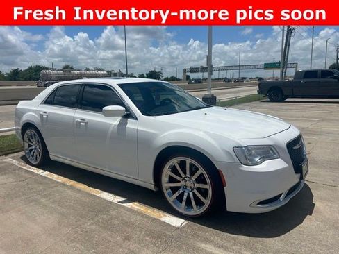 Used 2016 Chrysler 300 Limited RWD image 2