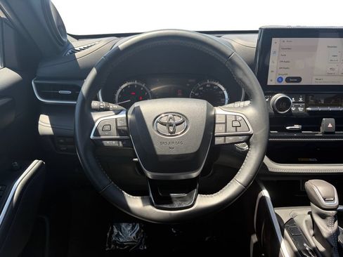 Used 2023 Toyota Highlander XSE FWD image 13