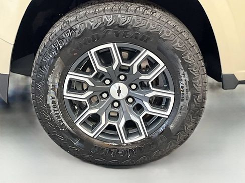 Used 2024 Chevrolet Colorado Z71 w/ Advanced Trailering Package AWD/4WD image 30