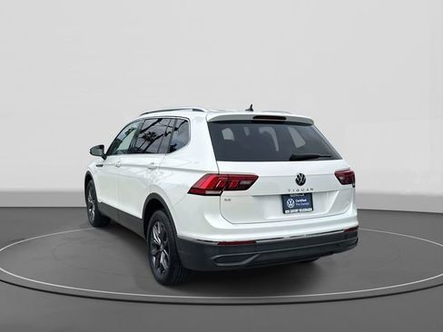 Used 2023 Volkswagen Tiguan SE image 3