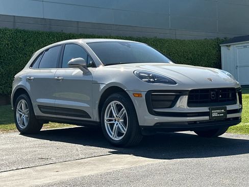 Certified 2025 Porsche Macan image 10