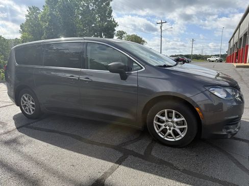 Used 2018 Chrysler Pacifica LX FWD image 5