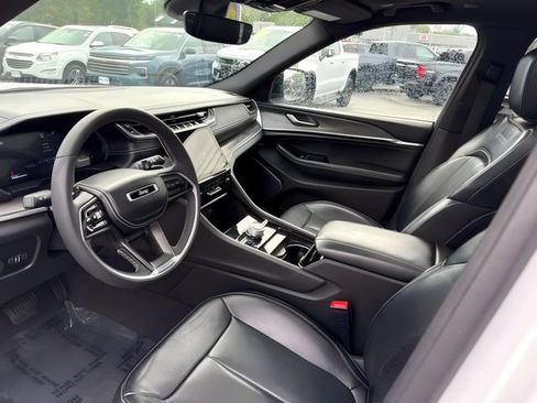 Used 2023 Jeep Grand Cherokee Overland AWD/4WD image 13