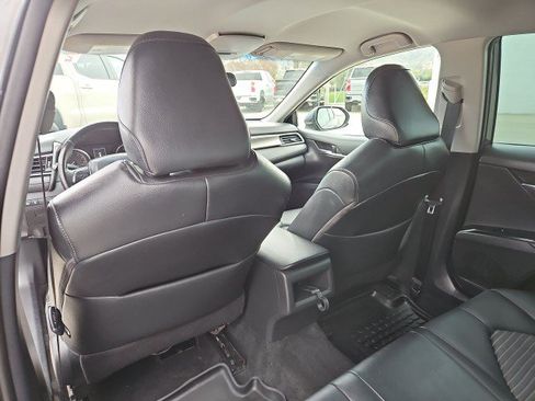 Used 2018 Toyota Camry SE FWD image 19