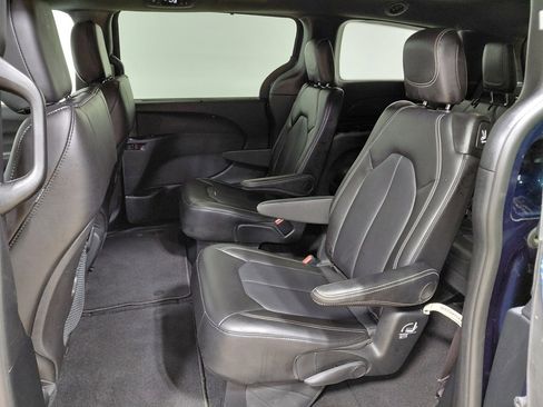 Used 2025 Chrysler Pacifica Select image 4