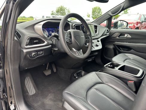 Used 2025 Chrysler Pacifica Select FWD image 19
