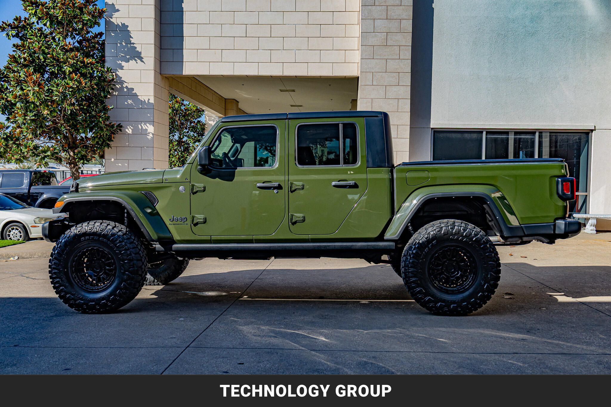 Used 2023 Jeep Gladiator Sport AWD/4WD image 6