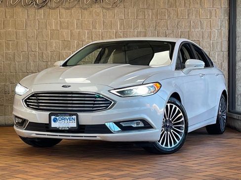 Used 2017 Ford Fusion SE w/ Fusion SE Technology Package image 2