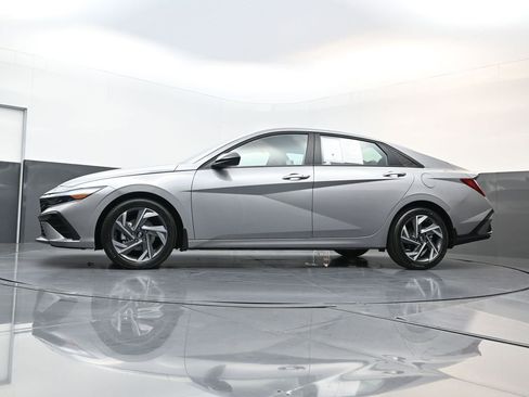 Certified 2025 Hyundai Elantra Sport image 26