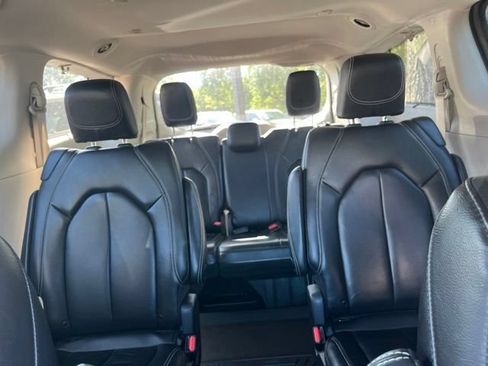 Used 2022 Chrysler Pacifica Touring-L FWD image 24