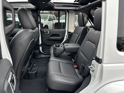 Used 2025 Jeep Wrangler Sahara image 22