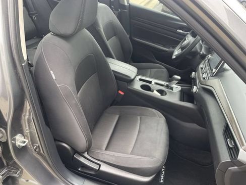 Used 2025 Nissan Altima 2.5 SV FWD image 40