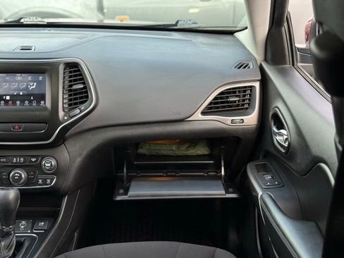 Used 2020 Jeep Cherokee Latitude w/ Cold Weather Group AWD/4WD image 29