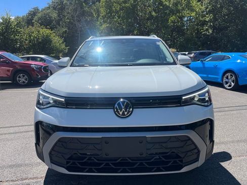 New 2025 Volkswagen Taos SE image 3
