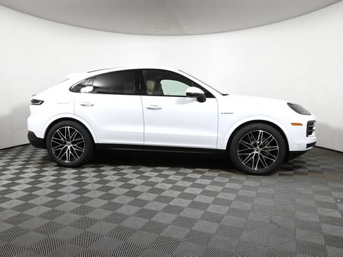 Used 2026 Porsche Cayenne E-Hybrid Coupe AWD/4WD image 8