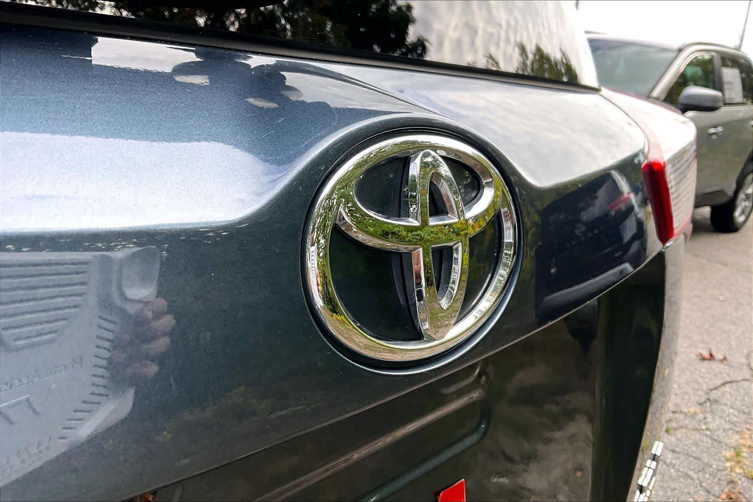 Used 2014 Toyota RAV4 XLE AWD/4WD image 30