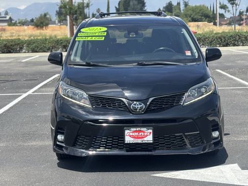 Used 2018 Toyota Sienna SE Premium w/ Carpet Mat Package image 2