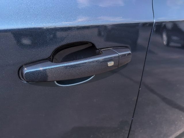 Used 2022 Chevrolet Traverse LT FWD image 17