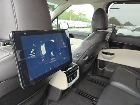 Used 2022 Kia Carnival SX image 30