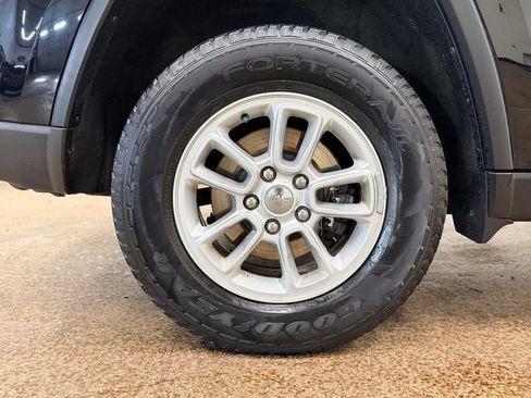 Used 2019 Jeep Grand Cherokee Laredo AWD/4WD image 25