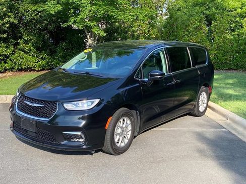 Used 2024 Chrysler Pacifica Touring-L FWD image 3