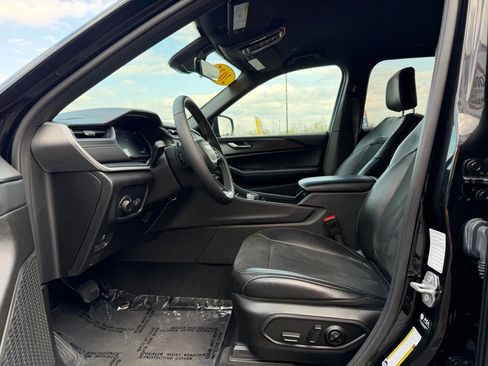 Used 2025 Jeep Grand Cherokee Altitude image 14