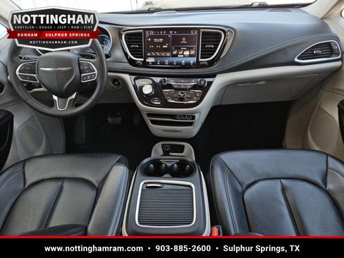 Used 2023 Chrysler Pacifica Touring-L FWD image 10
