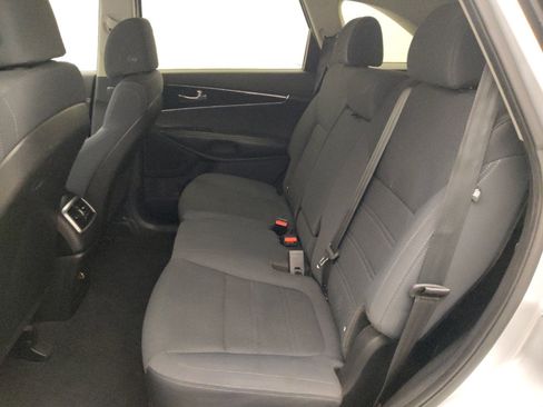 Used 2017 Kia Sorento L image 18