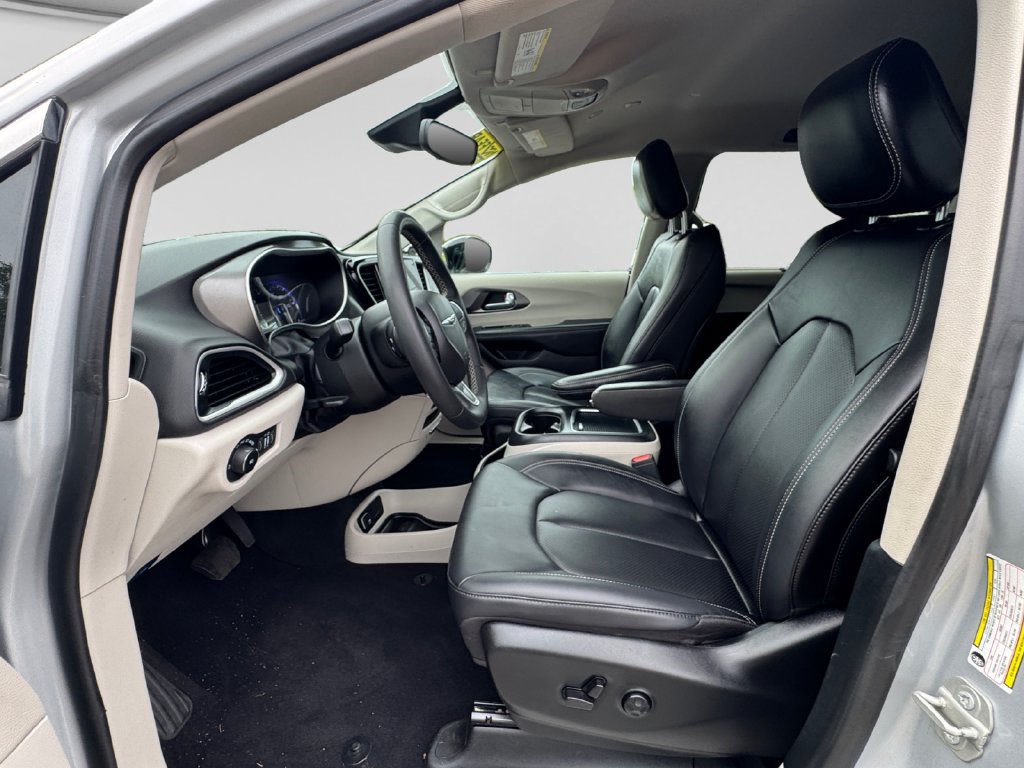 Used 2024 Chrysler Pacifica Touring-L FWD image 19