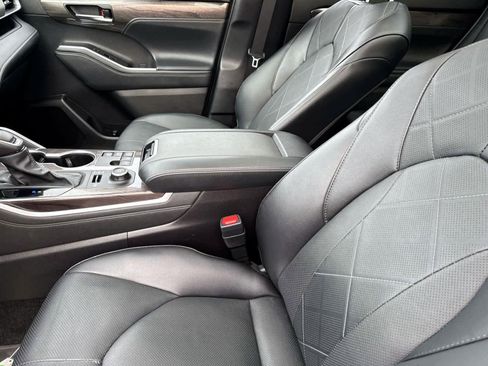 Used 2024 Toyota Highlander Platinum image 14