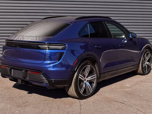 Certified 2025 Porsche Macan Turbo Electric image 27