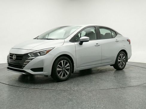 Used 2025 Nissan Versa SV image 3